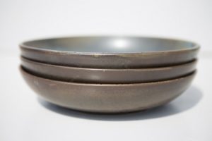 Assiette en grès créée sur commande