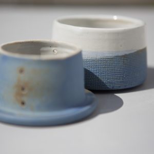 beurrier à eau bleu texturé fabriqué par juliette lecuyer à vannes