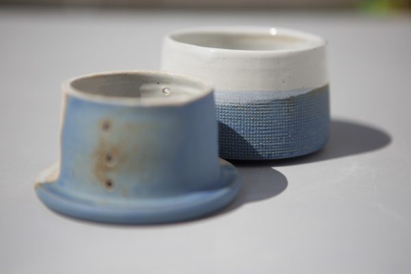 beurrier à eau bleu texturé fabriqué par juliette lecuyer à vannes