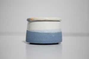 beurrier à eau bleu texturé fabriqué par juliette lecuyer à vannes