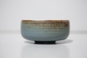 Bol en grès bleu fabriqué par terenko dans le morbiahn