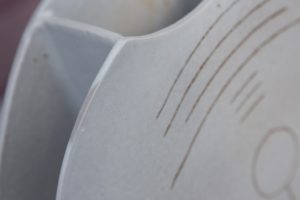 vase en grès blanc motif unique fabriqué par juliette lecuyer dans le Morbihan, Terenko