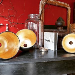 Luminaire en grès noir avec dorure à la feuille d'or fabriqué par l'atelier terenko à vannes