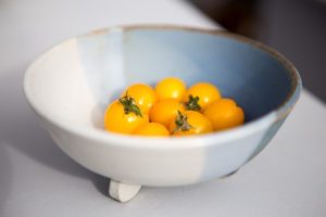 Petite passoire en grès bleu pour tomates cerises et framboises