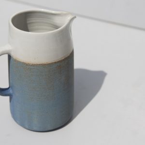Pichet en grès bleu texturé céramique fabriqué à vannes
