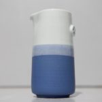 Pichet porcelaine bleu fabriqué par l'atelier terenko à vannes