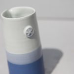 Pichet porcelaine bleu fabriqué par l'atelier terenko à vannes