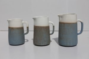 déclinaisoon de pichets en grès bleu texturé fabriqué par l'atelier terenko à vannes