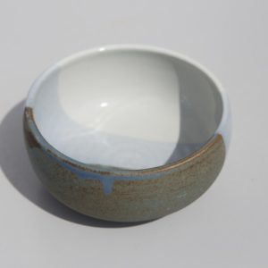 saladier en grès bleu fabriqué par l'atelier terenko dans le morbihan