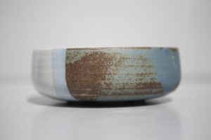 saladier en grès bleu fabriqué par l'atelier terenko dans le morbihan