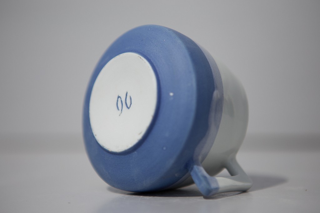 Tasse porcelaine bleue fabriquée par l'atelier terenko à vannes