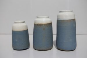 vase en grès bleu texturé fabriqué par juliette lecuyer dans le Morbihan, Terenko
