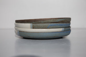 Assiette grès bleue, juliette lecuyer, céramique, grès, Vannes, Bretagne