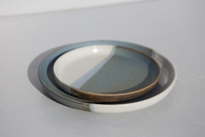 Duo assiette grès bleue, juliette lecuyer, céramique, Bretagne