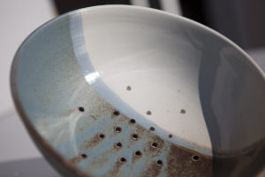 Passoire grès bleue, juliette lecuyer, Morbihan, Terenko