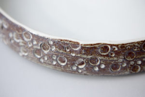 Assiette en grès Terenko, poterie artisanale du Morbihan