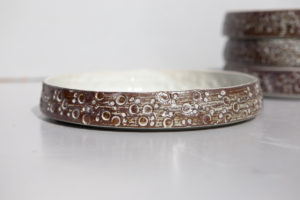 Assiette céramique en grès Terenko, fait main à Vannes dans le Morbihan