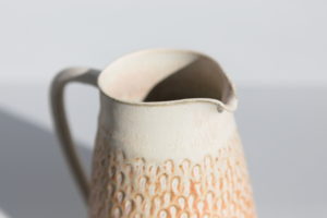 Pichet artisanal en grès terra cotta Terenko, fabriqué à Vannes