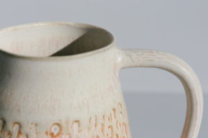 Pichet artisanal en grès terra cotta Terenko, fait main à Vannes dans le Morbihan