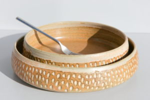 Plat pour cuisson au four artisanal en grès terra cotta Terenko, fait main à Vannes dans le Morbihan