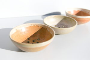 Passoire artisanale en grès terra cotta Terenko, fabriquée à Vannes