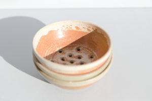 Passoire artisanale en grès terra cotta Terenko, fabriquée à Vannes