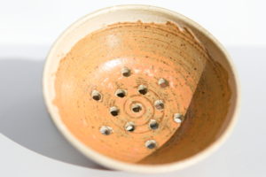 Passoire artisanale en grès terra cotta Terenko, fabriquée à Vannes