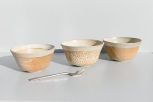 Saladier artisanal en grès terra cotta Terenko, fait main à Vannes dans le Morbihan