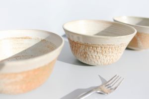 Saladier artisanal en grès terra cotta Terenko, fait main à Vannes dans le Morbihan