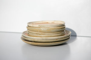 Assiette artisanale en grès terra cotta Terenko, fabriquée à Vannes