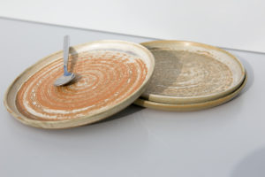 Assiette artisanale en grès terra cotta Terenko, fait main à Vannes dans le Morbihan