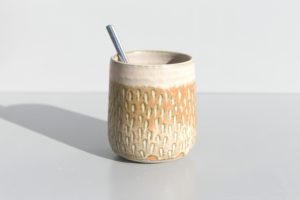 Tasse en grès terra cotta Terenko, poterie artisanale du Morbihan