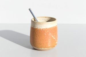 Tasse artisanale en grès terra cotta Terenko, fabriquée à Vannes
