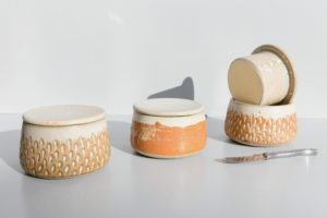 beurrier à eau en grès terra cotta Les Chaleureuses fabriqué par juliette lecuyer dans le Morbihan