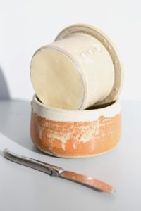beurrier à eau en grès terra cotta Les Chaleureuses fabriqué par juliette lecuyer dans le Morbihan